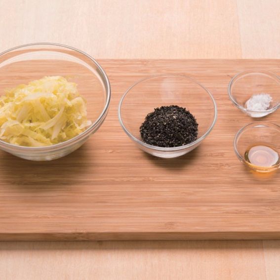 양배추 흑임자 무침을 위한 재료 이미지로 흑임자,양배추 등으로 구성 되어있습니다.