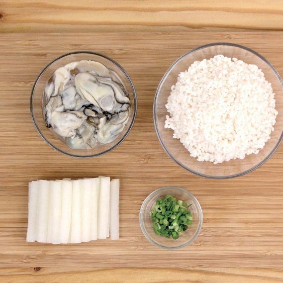 1. 쌀은 불려서 준비해 주세요. 무는 굵직하게 5cm 길이로 채 썰고, 쪽파는 송송 썰어 두세요.