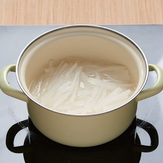 2. 냄비 또는 전기밥솥에 불린 쌀과 채 썬 무, 물을 넣고 센 불에서 밥을 지어주세요. 끓어오르면 뚜껑을 닫고 중불로 10분 정도 더 익혀주세요.