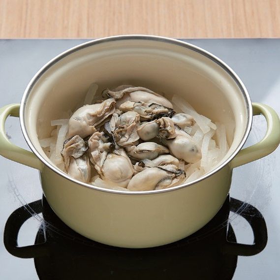 3. 냄비가 끓어 김이 오르면 불을 끄고 굴을 넣은 뒤 뚜껑을 덮고 10분간 뜸을 들여주세요.