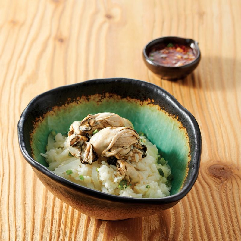 5. 그릇에 덜어 맛있게 즐기세요.
*Tip. 쌀은 깨끗이 씻어 30분간 물에 불린 후 물기를 빼주세요. 굴은 소금물에 흔들어 헹궈주거나 무 즙을 갈아서 섞어 두었다가 헹궈주면 좋아요.