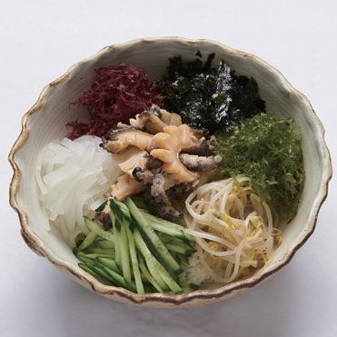 6. 그릇에 밥을 담고 해조류와 김가루, 오이, 숙주, 무나물을 둘러 담고 생전복을 올리면 완성이예요.
*Tip. 전복살을 분리할 때는 전복 아래의 뾰족하게 나온 부분의 껍질 사이에 숟가락을 살 깊숙이 밀어 넣고 껍질과 전복살을 분리해 주세요. 전복 이빨은 칼로 잘라서 제거하고 사용해야 해요.