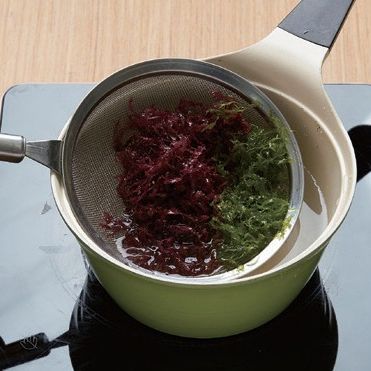 3. 해조류는 끓는 물에 한 번 데쳐내어 식초를 넣은 찬물에 담가 헹군 후 물기를 빼주세요.