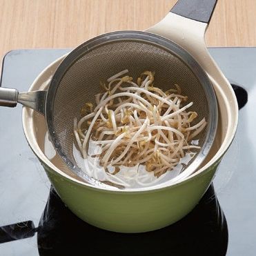 5. 끓는 물에 숙주를 데친 후 찬물에 식혀 물기를 빼주세요. 채썬 무는 팬에 색이 나지 않게 볶은 뒤 소금과 참기름으로 무쳐주세요.