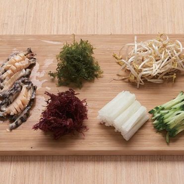 전복해조 비빔밥을 위한 재료 이미지로 전복,밥,다시마채(염장),건세모가사리,염장꼬시래기 등으로 구성 되어있습니다.