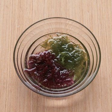 4. 순서 3의 데친 해조류는 촛물에 5분 정도 담가둡니다.