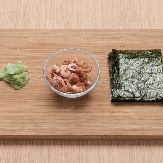 1. 살짝 구운 김은 굵게 부수고, 대파는 송송 썰어서 준비해 주세요.