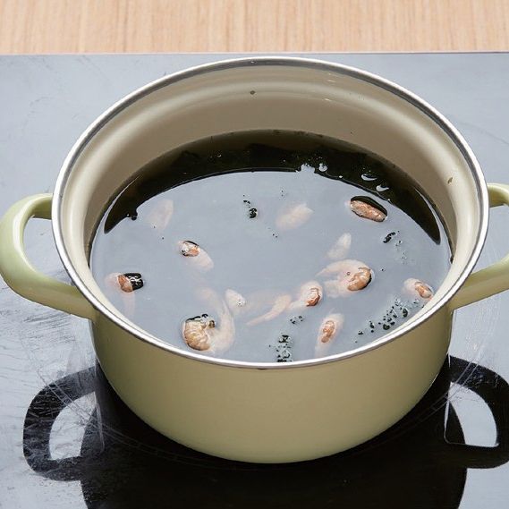 2. 냄비에 물 4컵과 건새우를 넣고 물이 끓어오르면 김, 대파, 다진마늘, 진간장을 넣어 김이 풀어질 때까지 끓여주세요.