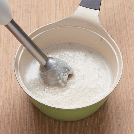 4. 블렌더나 핸드믹서를 사용하여 곱게 갈아주고 소금으로 간을 맞춰 완성해 주세요.
*Tip. 마늘 타락죽은 입자를 곱게 할수록 더 부드럽게 즐길수 있답니다.