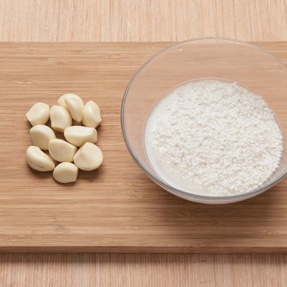 마늘 타락죽을 위한 재료 이미지로 통마늘,우유,생크림,불린 찹쌀,물 등으로 구성 되어있습니다.