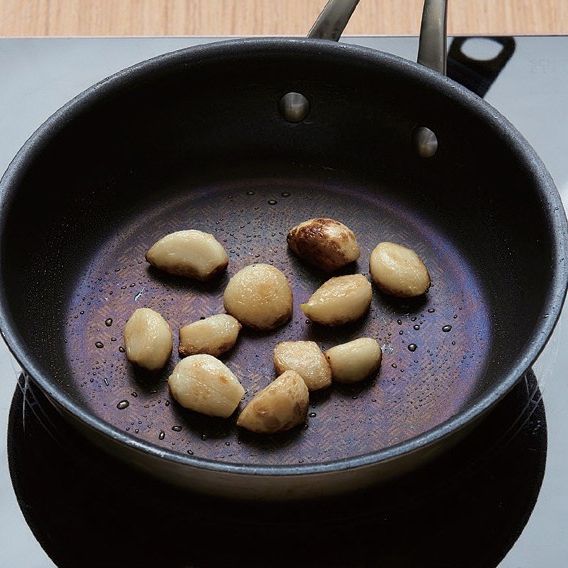 2. 팬에 포도씨유를 두르고 통마늘을 골고루 익혀주세요.