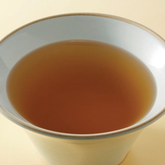 2. 끓인 육수는 면보에 한번 걸러서 깔끔한 육수로 완성해주세요.
*Tip. 육수를 센 불에서 끓이는 것보다 중불이나 약불에서 끓여야 더욱 좋은 맛이 우러나요. 무청 시래기를 첨가하여 육수를 뽑아도 좋답니다.