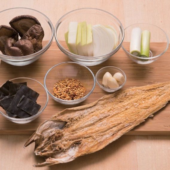 항암육수을 위한 재료 이미지로 다시마(5*5),말린 표고버섯,무우,물,양파 등으로 구성 되어있습니다.