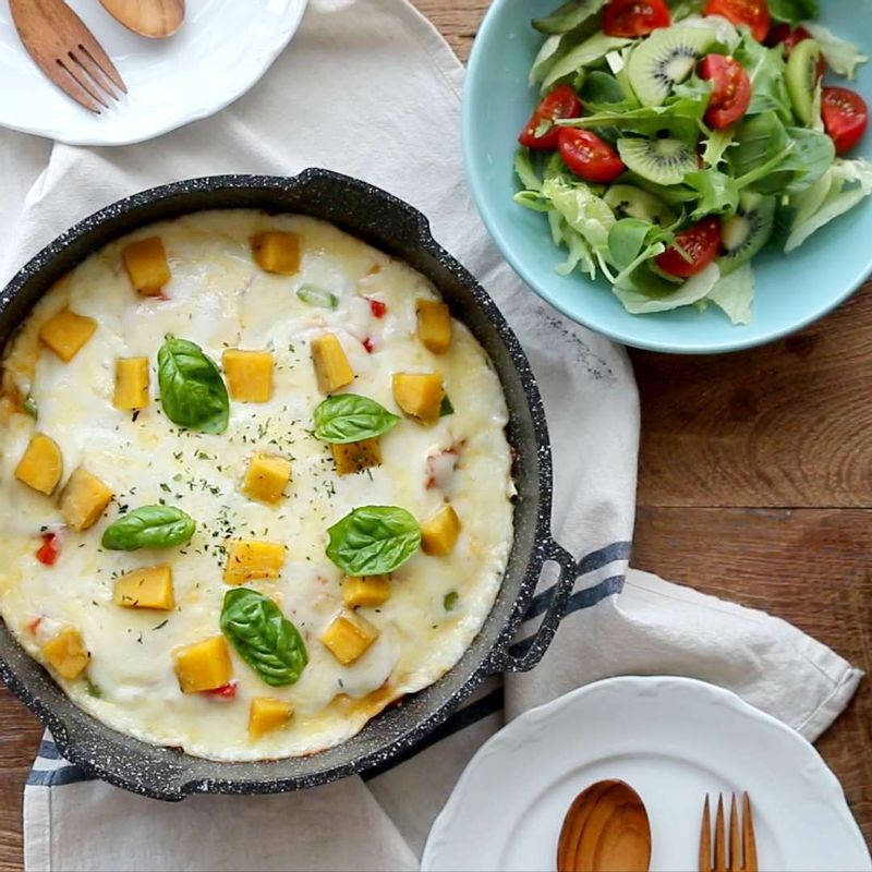 완성된 요리를 샐러드와 함께 곁들여주세요.