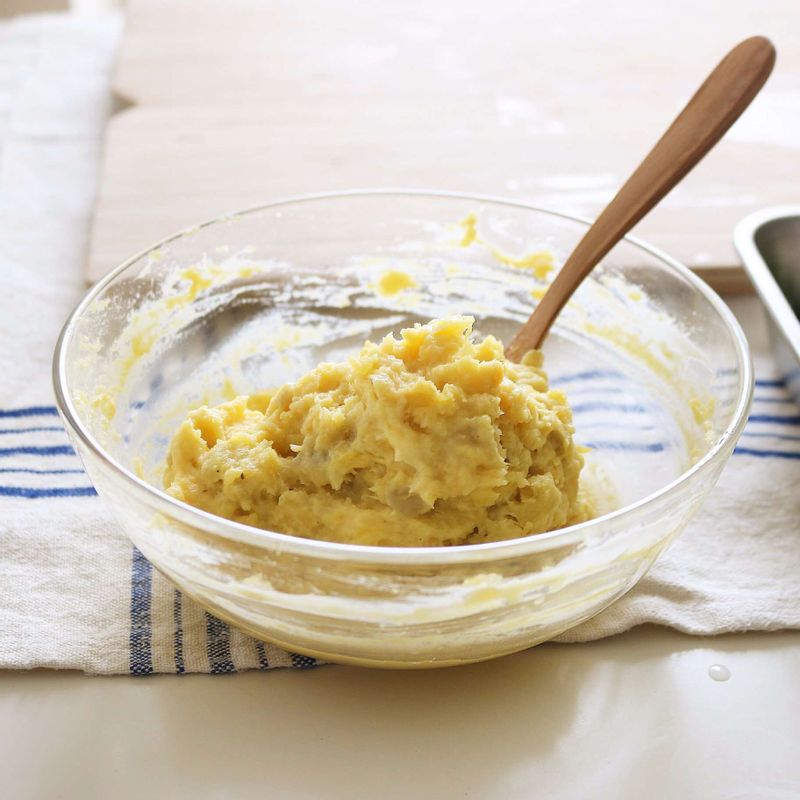 고구마를 삶아 껍질을 벗기고 마요네즈, 소금, 후추와 고루 섞어 고구마메시를 만들어주세요. 토핑용 고구마는 1cm x 1cm 크기로 잘라주세요.