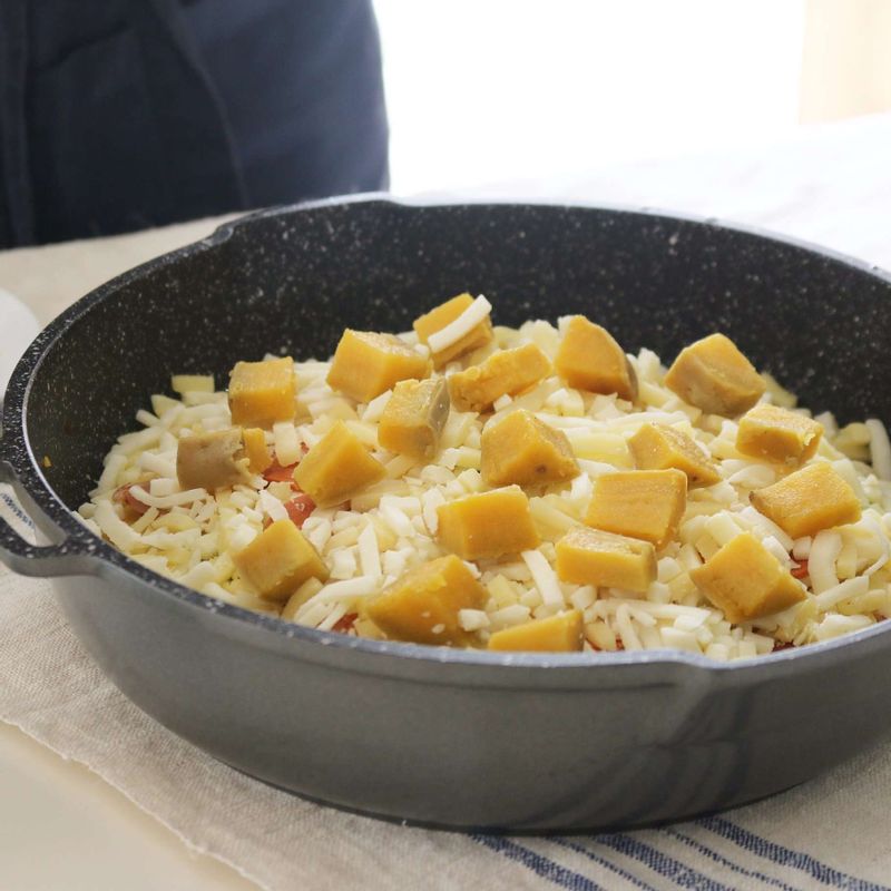 고구마 토핑을 골고루 뿌려준 후 뚜껑을 덮고 치즈가 녹을 때까지 약불에서 20분간 구워주세요.
(또는 오븐을 사용할 경우, 200도로 예열해 10~12분간 구워주세요.)