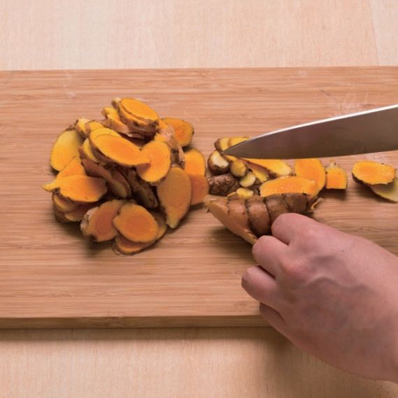 1. 울금은 깨끗하게 세척한 후 슬라이스 해주세요.