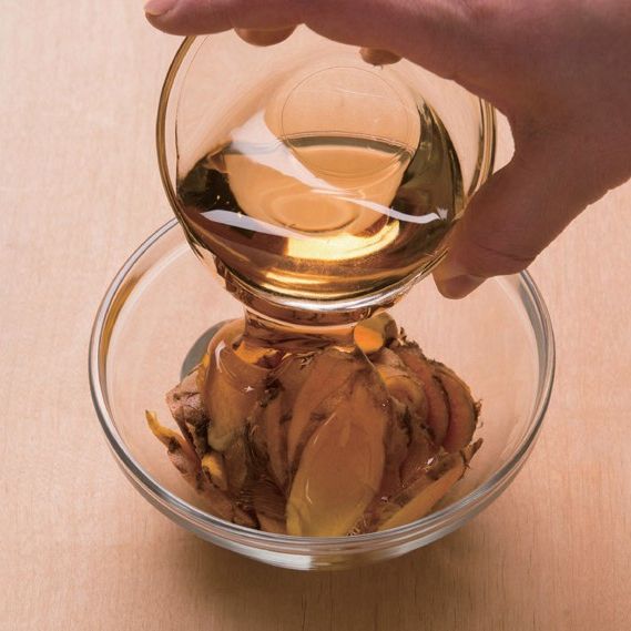 2. 슬라이스한 울금에 설탕과 꿀을 부어서 섞어 주세요.