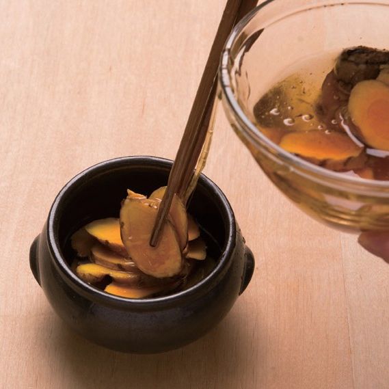 3. 항아리를 뜨거운 물로 소독하고, 순서 2의 울금을 항아리에 담아주면 완성이예요.
*Tip. 울금가루와 꿀을 1:1로 혼합하여 울금청을 만들 수도 있답니다. 울금청을 만들어 놓으면 음식을 만들 때 유용하게 쓸 수 있어요!