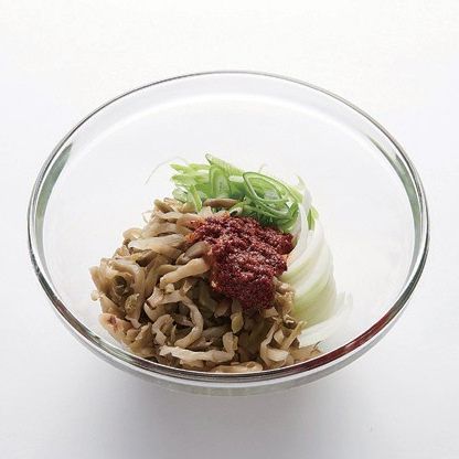 볼에 분량의 재료를 모두 섞어 소스를 만들고 순서 2를 모두 넣고 무쳐서 완성해 주세요.
*Tip. 짜사이는 완전히 소금기를 빼는 것보다 입에 넣었을때 간간한(30%) 느낌이 들 정도로 남겨서 무치는 것이 좋아요. 양념할 때 간을 별도로 할 필요가 없어 짜사이 자체의 맛을 느낄 수 있기 때문이랍니다.