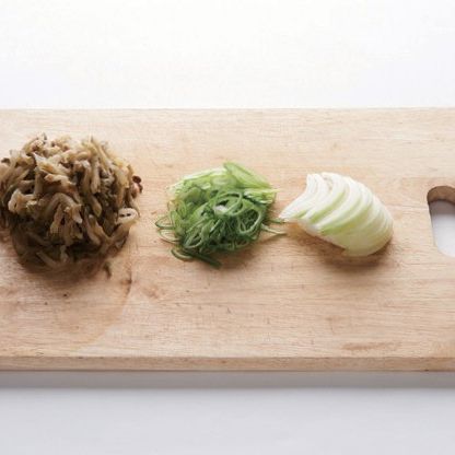 짜사이을 위한 재료 이미지로 짜사이,대파,양파 등으로 구성 되어있습니다.