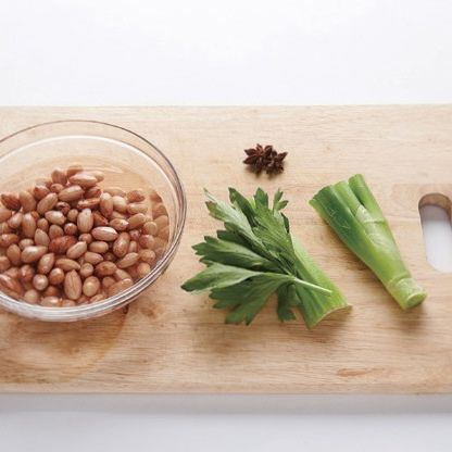 껍질 땅콩은 깨끗한 물에 하루 정도 담가 불려놓고, 팔각, 셀러리, 대파는 씻어서 준비해 주세요.