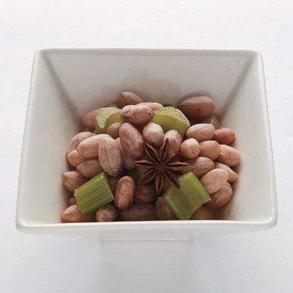 파와 생강을 건져내고 한 김 식히면 완성이예요.
*Tip. 땅콩을 미리 불리면 끓이는 시간을 단축시킬 수 있고 간이 잘 밴답니다.