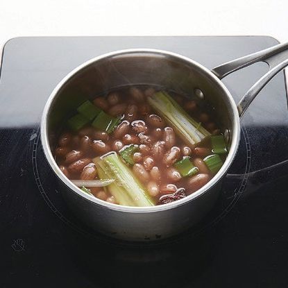 냄비에 주재료와 분량의 소스를 넣고 센불에서 5분간 끓이다가 중불로 낮춰 30분 정도 더 끓여주세요.