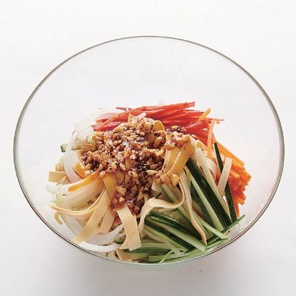 순서 2에 고추기름과 분량의 재료로 소스를 만들어 넣고 잘 무쳐서 그릇에 담아 완성해 주세요.
*Tip. 건두부피는 일반 두부보다 쫄깃하고 탄력이 있어 무침, 볶음, 탕 요리에 좋답니다.