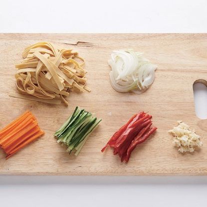 두부피무침을 위한 재료 이미지로 건두부피,홍피망,오이,양파,마늘 등으로 구성 되어있습니다.