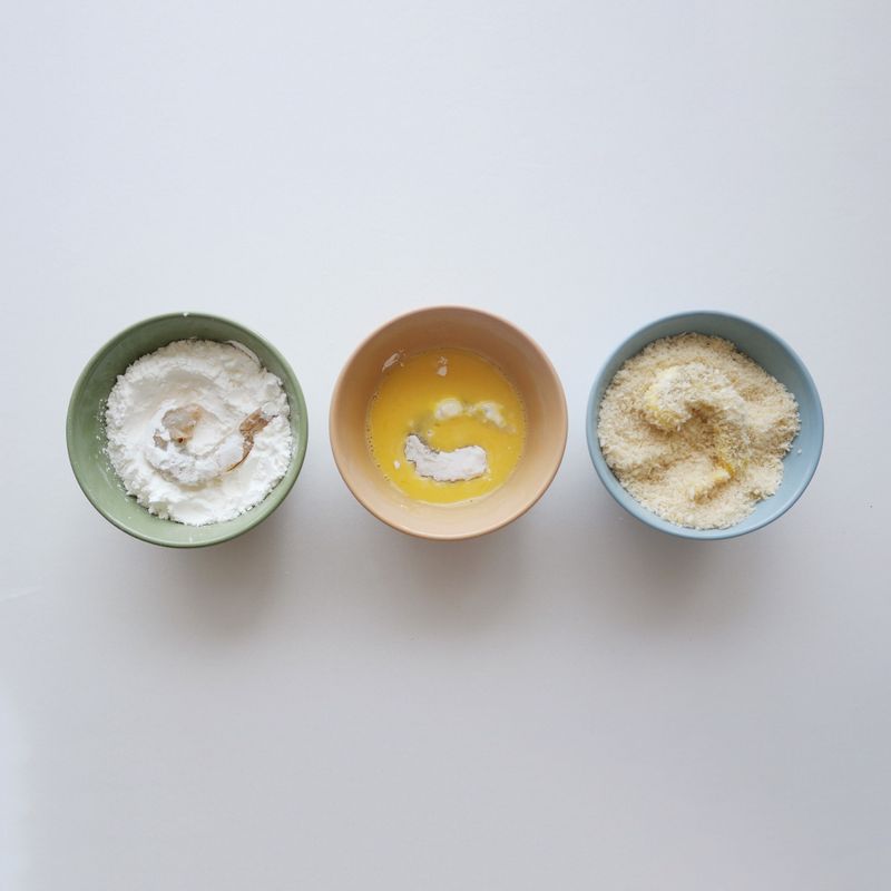 새우에 감자전분, 달걀물, 빵가루 순으로 튀김옷을 입혀 170도로 가열한 기름에 튀겨주세요.