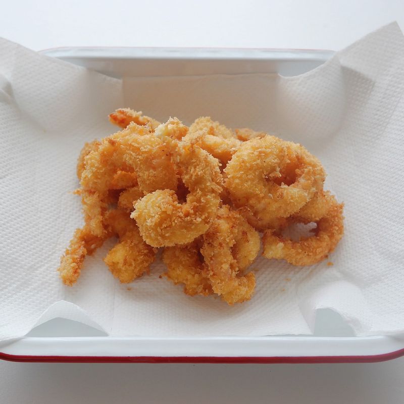 바삭한 튀김을 즐기려면 먹기 직전에 한 번 더 튀긴 후 기름을 빼주세요.