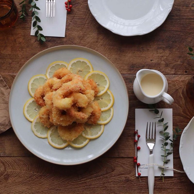 볼에 소스 재료를 고루 섞어서 소스를 완성한 후 튀김과 함께 냅니다.