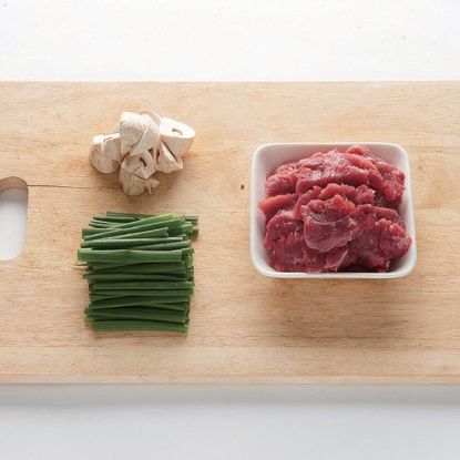 소고기 목심은 넓적하게 한입 크기로 편썰고 양송이버섯과 쪽파는 먹기 좋은 크기로 썰어서 준비해 주세요.