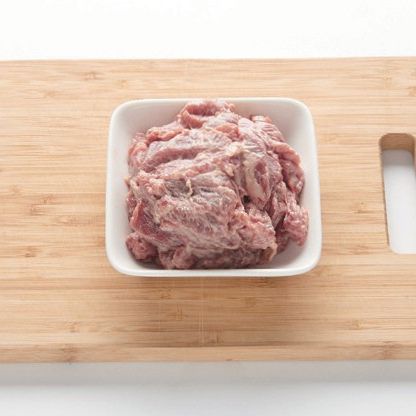 소고기는 마리네이드하여 잘 버무려서 20분간 숙성시켜 주세요.
*Tip. 부드럽고 잡내 없는 고기 맛을 위해 해물, 육류에 미리 마리네이드를 하면 좋아요.
*마리네이드 재료(해물, 육류 250g 기준) : 옥수수 전분 2큰술, 흰자 1개, 소금 1/2 작은술, 식용유 3큰술, 후춧가루 약간