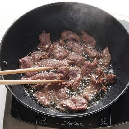 팬에 식용유 1/2컵을 넣고 기름이 끓어오르면 순서 2의 소고기를 넣어 부드럽게 익히고 기름기를 빼 주세요.