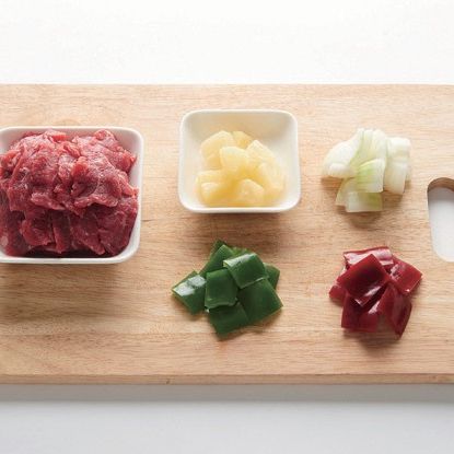 흑후추 소고기 덮밥을 위한 재료 이미지로 소고기,청피망,홍피망,양파,다진마늘 등으로 구성 되어있습니다.
