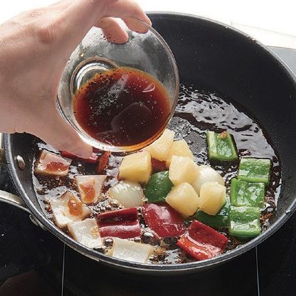 달궈진 팬에 버터를 두르고 다진 마늘과 손질된 채소를 넣고 볶아 향을 낸 후 분량의 소스를 넣고 끓여주세요.