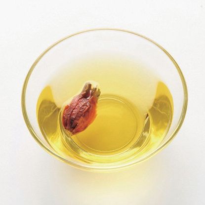 분량의 재료로 레몬 소스를 만들고 치자 1개를 넣어 색깔을 내주세요.