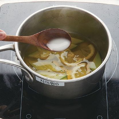 팬에 순서 3의 소스를 넣고 끓인 후, 전분물로 농도를 잡아 부드럽게 레몬소스 를 만들어 주세요.