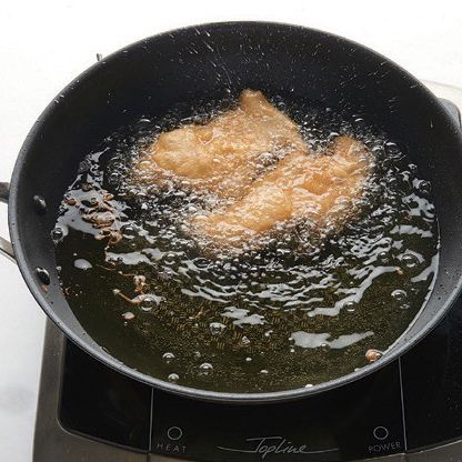 넓게 펼쳐진 닭고기살에 소금과 후춧가루를 골고루 뿌려 살짝 밑간을 해주신 뒤, 순서 2의 튀김 반죽을 묻혀 튀김기름에서 아지랑이가 피어오르면 넣어 바삭하게 튀겨주세요.