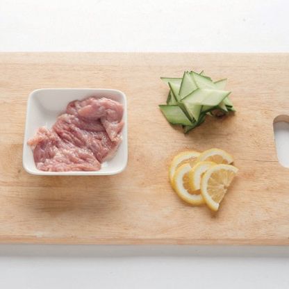 닭다리살은 오그라들지 않도록 넓게 편썰어 칼등으로 두들겨주고, 오이와 레몬도 편썰어 주세요.