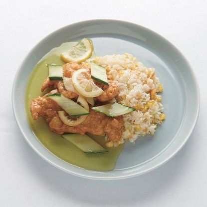 튀긴 닭고기는 먹기 좋게 스테이크 모양으로 밥 위에 얹고, 레몬소스를 부어 완성해 주세요.
*Tip. 치자물은 물 1컵에 치자 1알 비율로 넣어주세요. 물이 노랗게 우러나면 필요시 적당량 덜어 사용하면 편리해요.
베이킹 파우더는 화학적 팽창제로, 튀김반죽에 열이 가해지면 발효제 성분이 반응하여 튀김을 부풀려 속은 부드럽고 겉은 바삭하게 해주는 작용을 해 준답니다. 베이킹 파우더를 사용하면 튀김이 눅눅해지지 않아 가정에서도 바삭한 튀김을 손쉽게 만들 수 있어요.