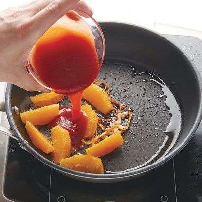 팬에 식용유를 두르고 다진 마늘과 건조된 오렌지 껍질을 넣고 볶아 향을 낸 후, 순서 2의 소스와 오렌지 과육을 함께 넣고 끓여주세요.
