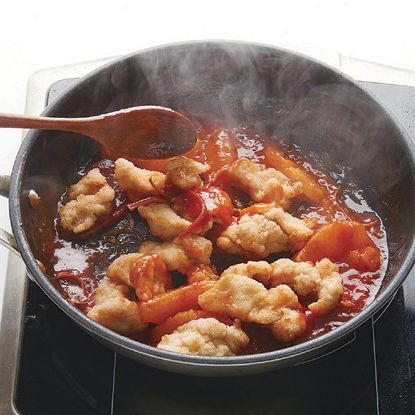 소스가 끓어오르면 순서 4의 튀긴 닭고기를 넣고 잘 버무려서 밥 위에 얹은 후 무순으로 장식하여 내면 완성입니다.
*Tip. 오렌지 껍질은 필러를 사용해 최대한 얇게 벗겨 실온에서 하루 정도 건조시킨 것으로 요리에 볶아서 사용하면 상큼한 오렌지 향을 즐길 수 있어요!