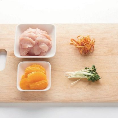 오렌지 치킨 덮밥을 위한 재료 이미지로 닭가슴살,오렌지 과육,말린 오렌지 껍질,감자 전분,식용유 등으로 구성 되어있습니다.