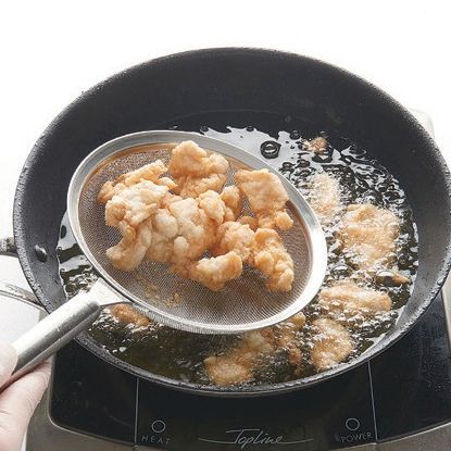 팬에 튀김기름을 부어 아지랑이가 피어오르면 순서 3을 넣고 바삭하게 튀겨주세요.