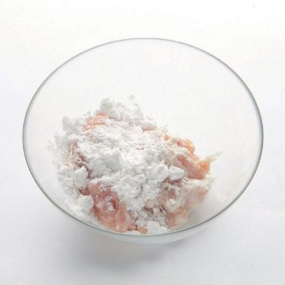 순서 2의 닭고기에 마른 감자전분 한 컵을 넣어 골고루 묻혀 튀김옷을 만들어 주세요.