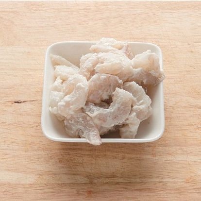 새우는 마리네이드 하여 잘 버무려 주세요.
*Tip. 부드럽고 잡내 없는 고기 맛을 위해 해물, 육류에 미리 마리네이드를 하면 좋아요. 
*마리네이드 재료(해물, 육류 250g 기준) : 옥수수 전분 2큰술, 흰자 1개, 소금 1/2 작은술, 식용유 3큰술, 후춧가루 약간