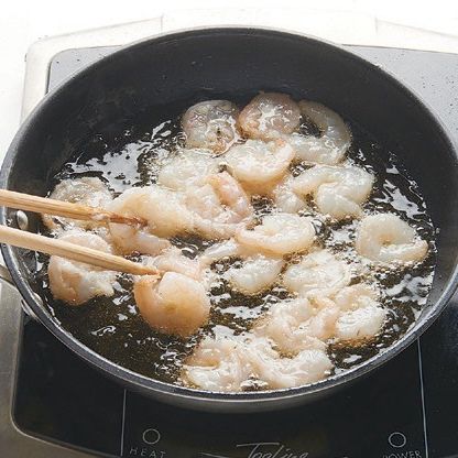 팬에 식용유 1/2컵을 넣고 끓어오르면 순서 2의 새우를 넣어 기름에 데치듯 부드럽게 익혀주세요.